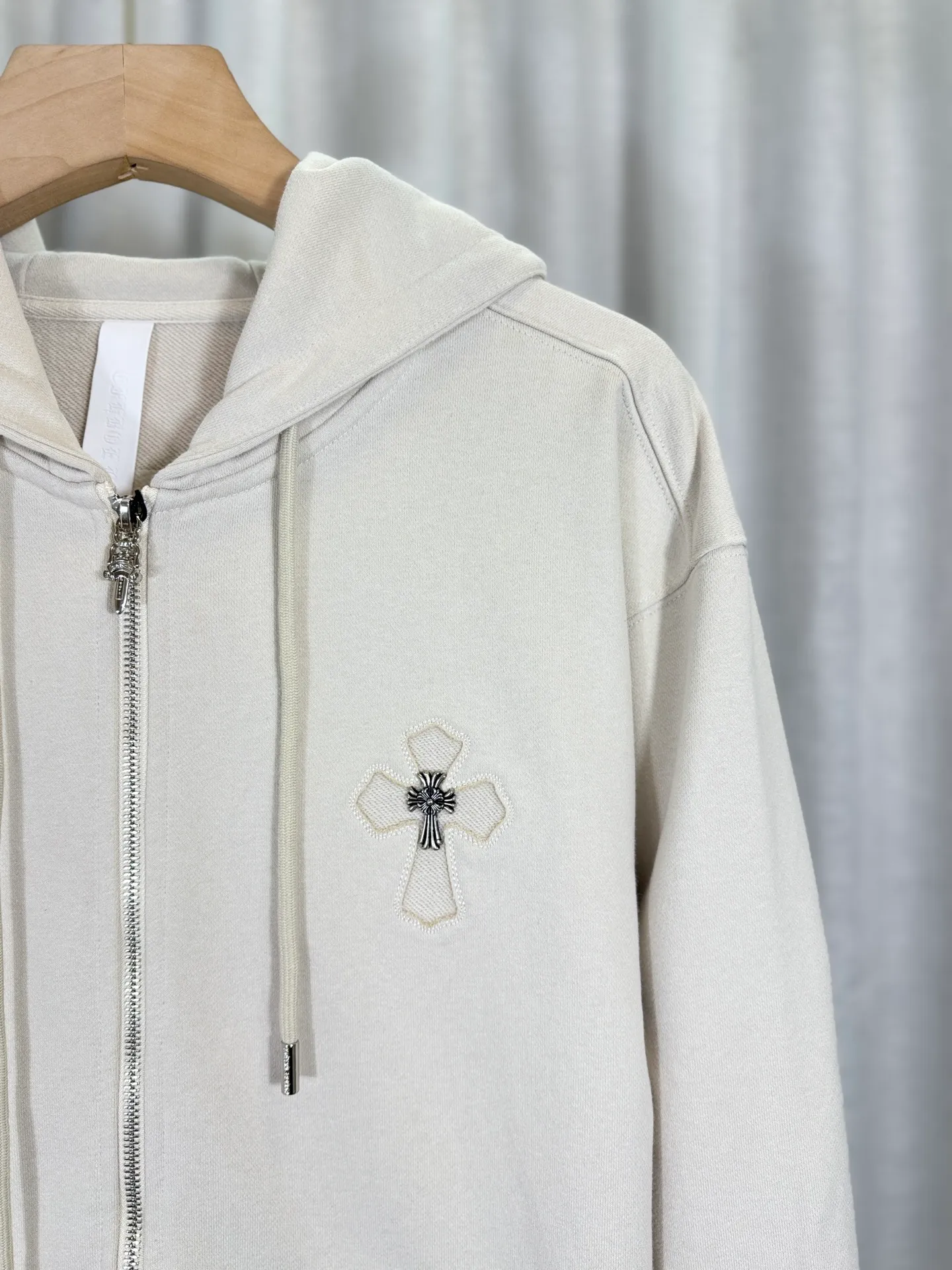 P350 top version, real shot without P, ​​different from market currency) 𝗖𝗵𝗿𝗼𝗺𝗲 𝗛𝗲𝗮𝗿𝘁𝘀/Cro Heart 2025 Washed Burnt Patches Embroidered Autumn and Winter New Original Counter American Laser Burnt 3D Couple Casual Cardigan Sweatshirt 👑The highest version! Customized fabric 480g tripe terry fabric! American acid-washed and distressed original fabric, laser burning + patch embroidery, exquisite embroidery of letters! The best-selling model in the counter, very comfortable to wear. Accessories: original molded and authenticated collar label➕100% silk wash label. Genuine purchase-grade original hangtag➕matching hanging rope➕3D hanging beads➕original packaging bag. Craftsmanship: The original version has consistent wiring! The highest version of the armhole matching technique! Color: Beige Black Size: S M L XL Style No.: 25-320